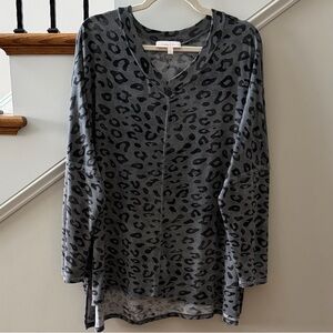 Hailey & Co Gray Leopard Print V-Neck Top – Large